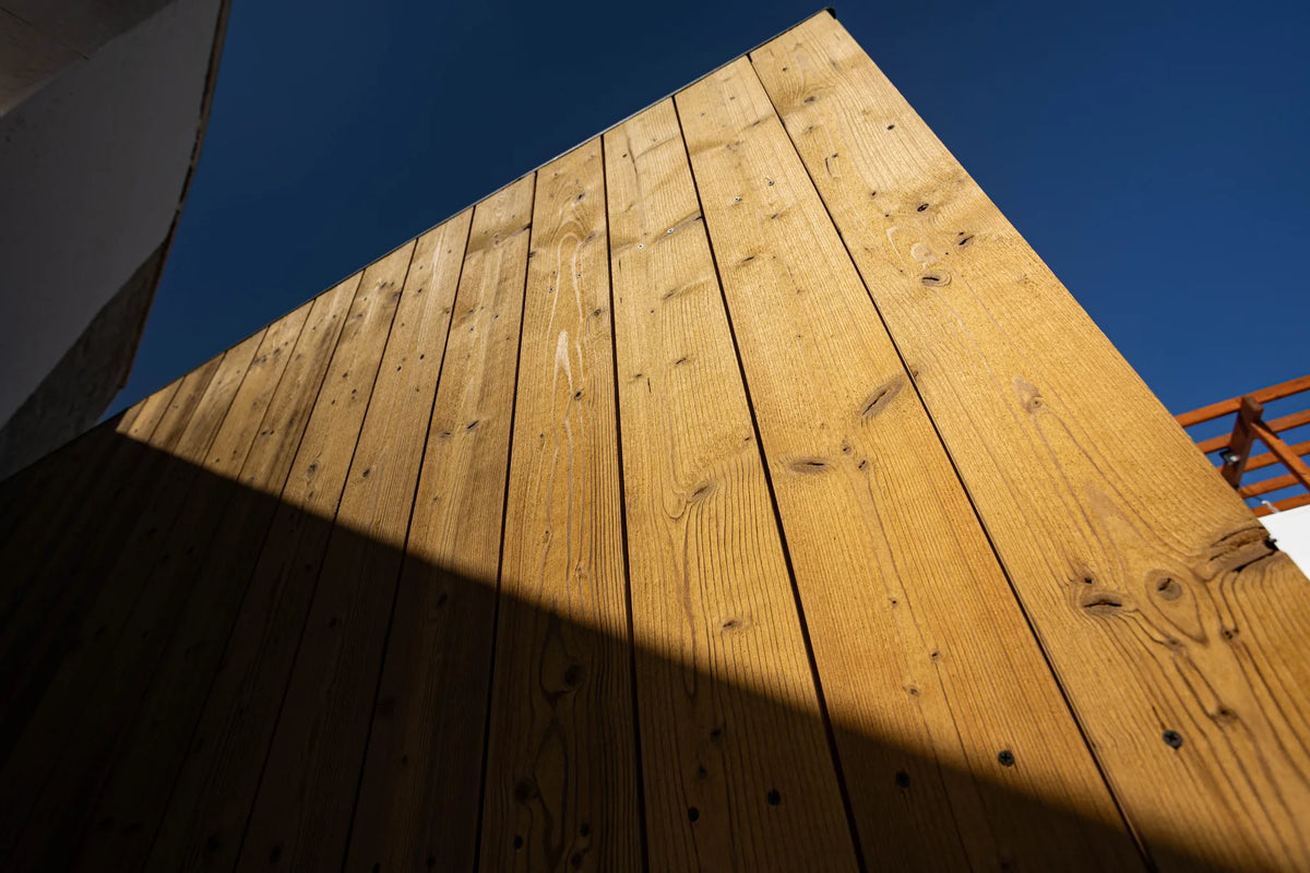 Veta de la madera termotratada de un NOOK 10 a pleno sol