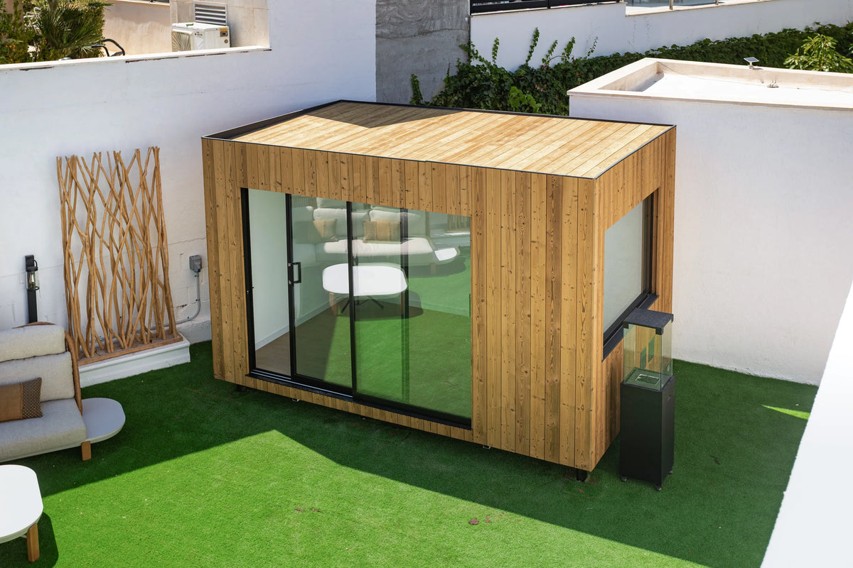 An oak NOOK 10 in a private garden